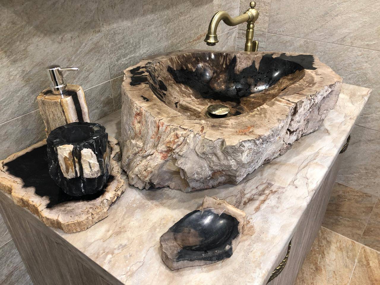 Раковина из окаменелого дерева в ванной